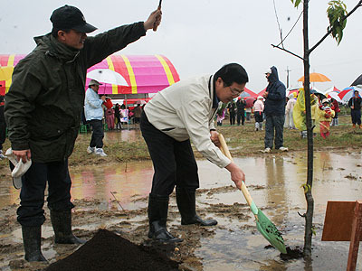 南投好美綠、減碳森呼吸　南投植樹活動雨中作樂