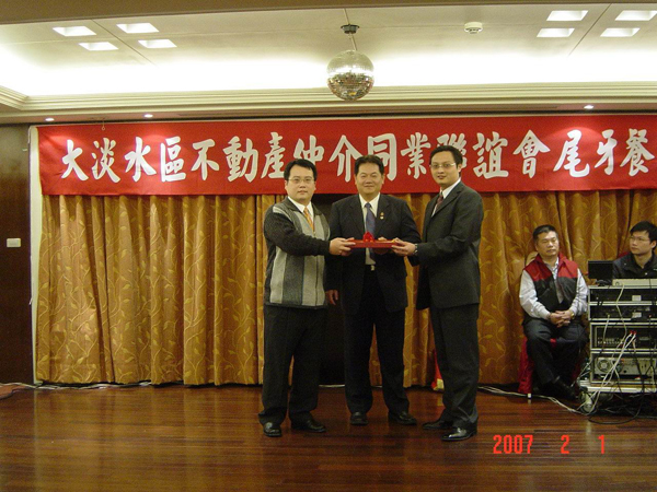 757379_0723711be8aeabd4f96418c100f1992d