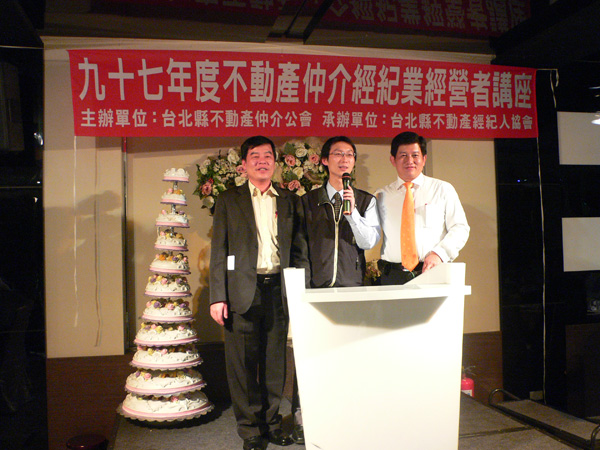 757546_b127fdca57de1d443483632bd472543d