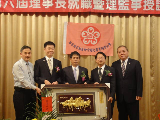 845489_8b4f657f8eb7487ca4d149445480bb54