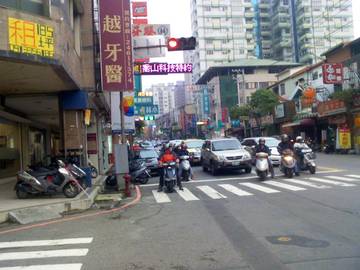 中科正西屯路角間店面出租含管理費