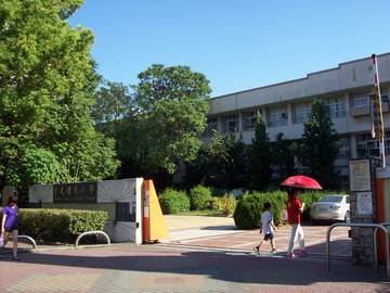 崇光國小臨路別墅