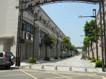 百貨公司旁大面寬店面