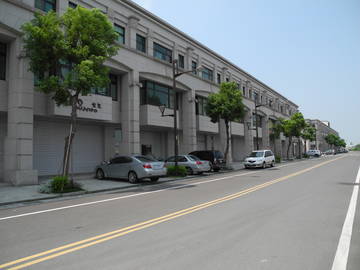 百貨公司旁大面寬店面