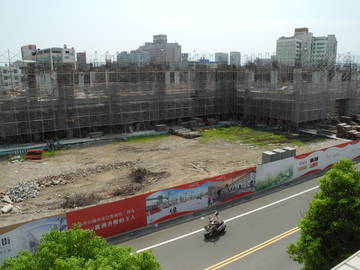 百貨公司旁大面寬店面