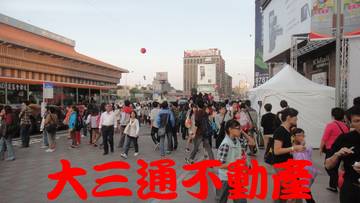 站前捷運出入口..人潮超多黄金店面