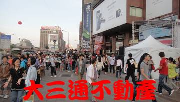 站前捷運出入口..人潮超多黄金店面