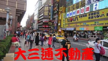 站前捷運出入口..人潮超多黄金店面