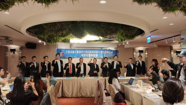 1298418_86cd90f4febba44d1d0c14f1b8969560