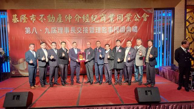 1318527_e96d4dbfe15d44cde846577d1c8077cc