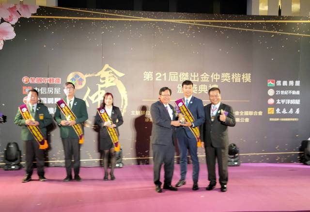 1347417_7f066a936a1690cdd7a3b8d4d904f869