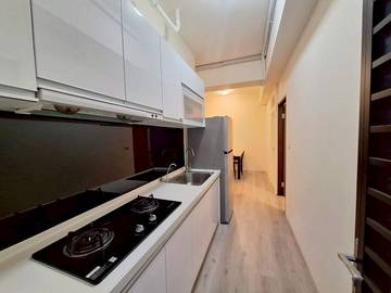 ;棒球場旁輕齡華廈