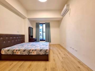 ;棒球場旁輕齡華廈