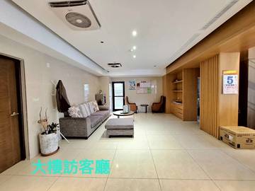 ;棒球場旁輕齡華廈