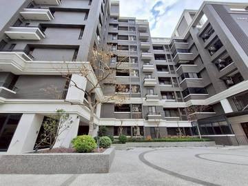 ;棒球場旁輕齡華廈