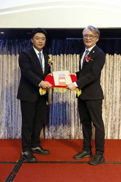 1377372_feb887d8ab38d4e3107eda5a7852d43f